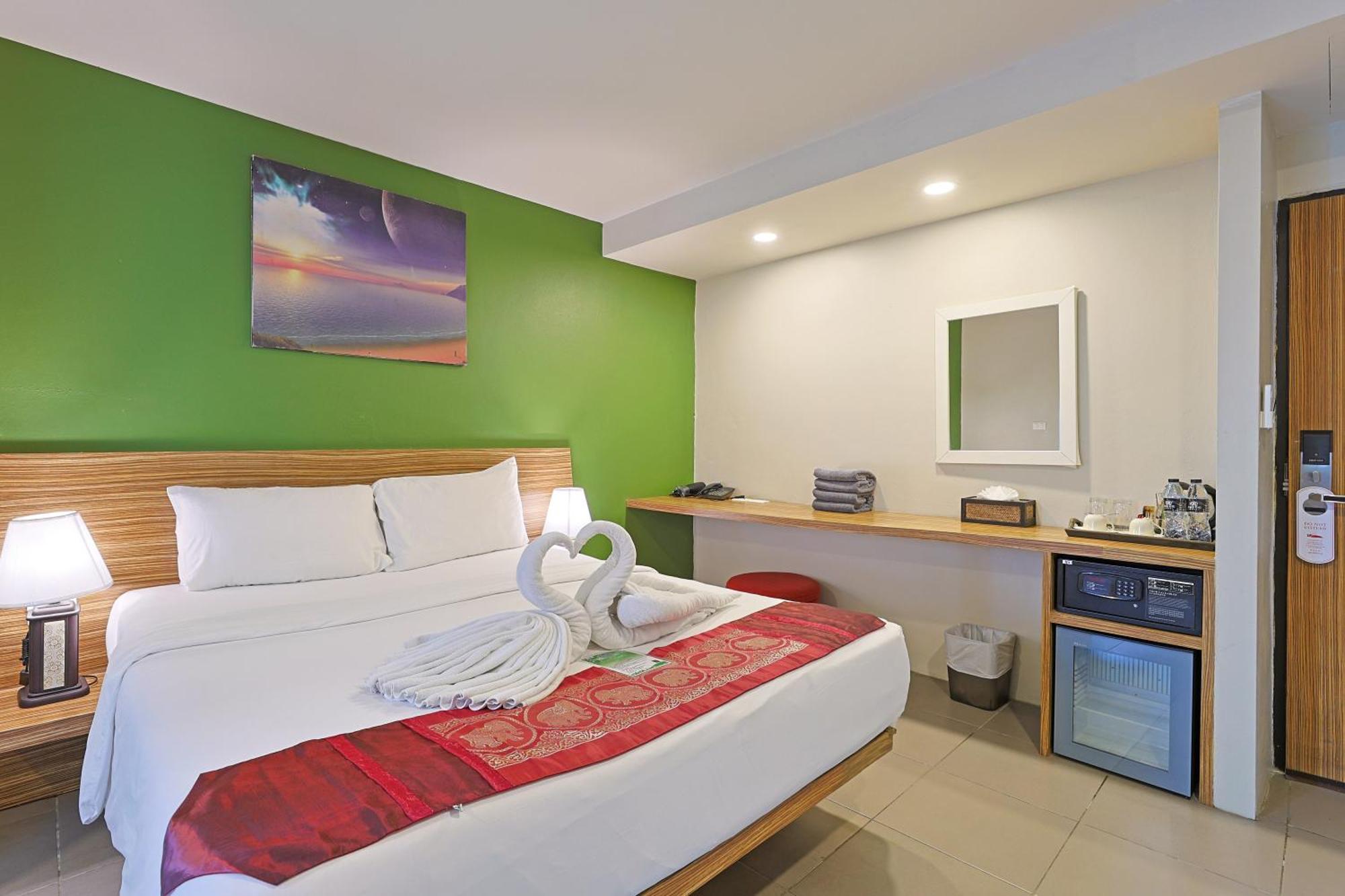 Gu Hotel Patong Phuket Rum bild