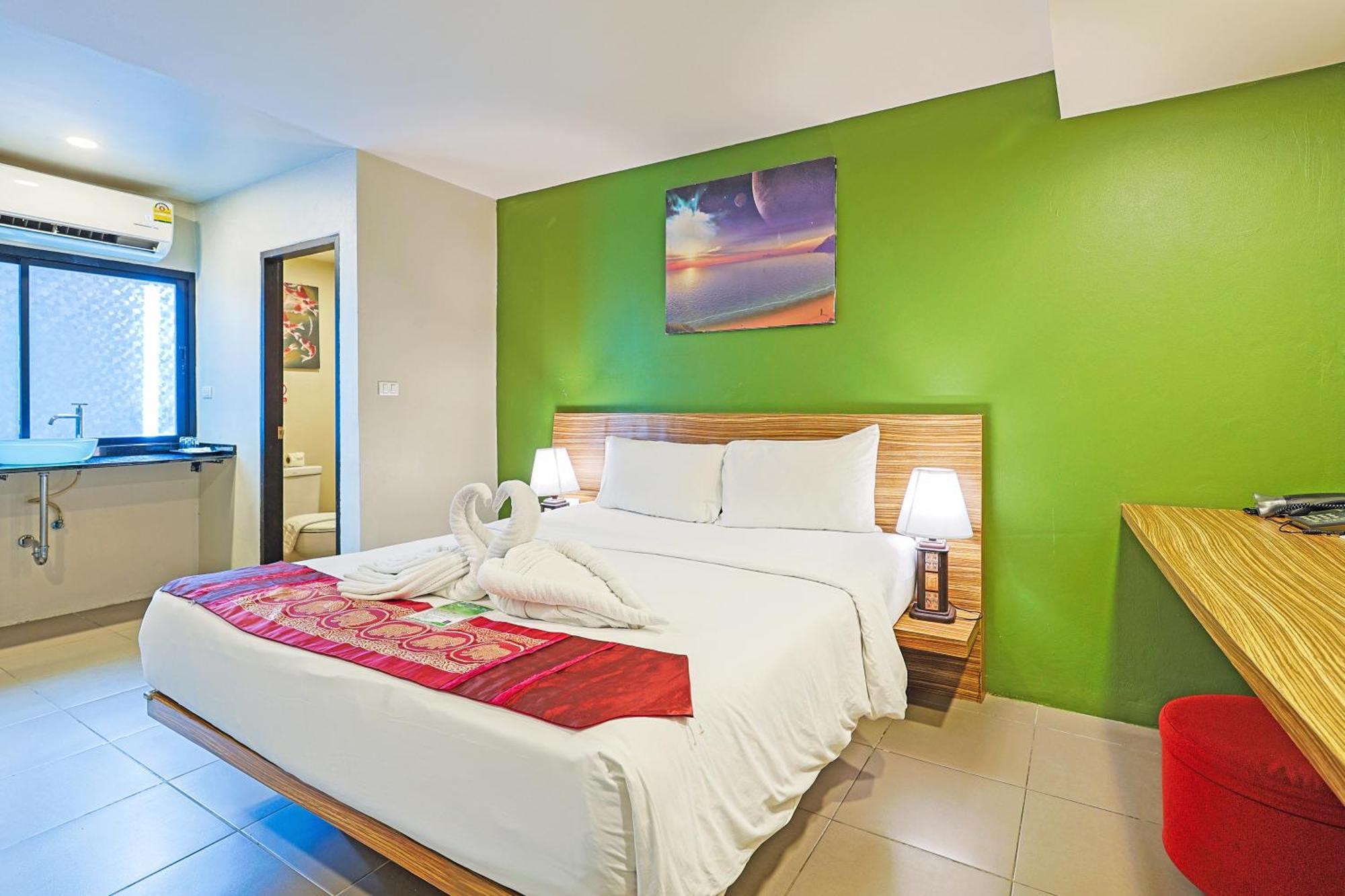 Gu Hotel Patong Phuket Rum bild